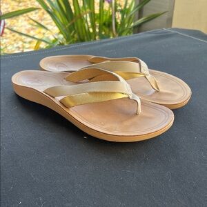 OluKia Women's Gold and Tan Sandals Size 8
